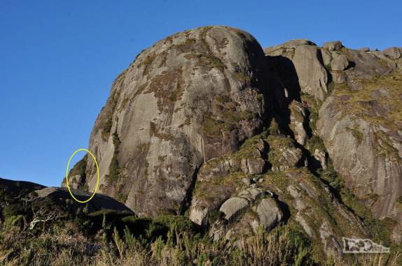 Sobre o Dorso da Baleia, já podemos ver a aresta (marcada em amarelo) por onde vamos subir a Pedra do Sino, parte final do 2o dia de caminhada no Parque Nacional da Serra dos Órgãos, no Rio de Janeiro